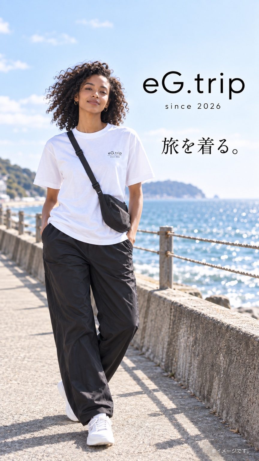 海沿いの遊歩道を歩く人